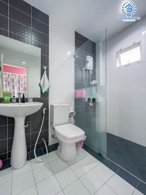 *****บ้านเดี่ยวมือสองนนทบุรี ราคาสุดคุ้ม! ม.เดอะลิฟวิ่ง2 บ้านกล้วย-ไทรน้อย เนื้อที่ถึง 60 ตร.ว. ฟังก์ชั่น 4 ห้องนอน 3 ห้องน้ำ บ้านสวย พร้อมอยู่ หน้าบ้านวิวสวน บนทำเลคุณภาพ! ติดถนนใหญ่ เดินทางสะดวกใกล้ถนนกาญจนาภิเษก ใกล้เซ็นทรัลเวสต์เกต และรถไฟฟ้าสถานีคลองบางไผ่